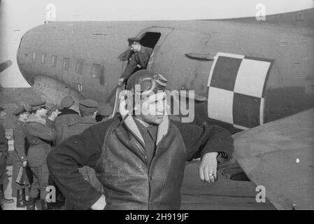 Varsovie, 1947-04.Opérateur Polskiej Kroniki Filmowej na p³ycie lotniska.W g³êbi samolot Lisunow Li - 2, którym transportowano œrodki pomocowe dla powodzian. kw PAP Dok³adny dzieñ wydarzenia nieustalony.Varsovie, avril 1947.Polonais Newsreel cameraman sur le tablier de l'aéroport.En arrière-plan, l'avion Li-2 de Lisunov qui transporta l'aide aux victimes des inondations. kw PAP Banque D'Images