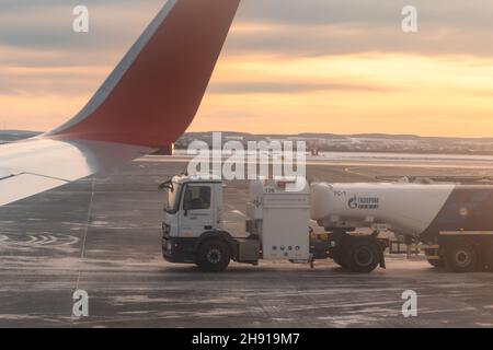 Ekaterinbourg.Russie.12/20/2020.Vue depuis la fenêtre de l'avion de la piste et du camion de ravitaillement de Gazpromeft pendant le décollage à l'aube.Ural Airlin Banque D'Images