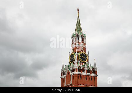 Tour du Kremlin contre de lourds nuages gris.Moscou, Russie Banque D'Images