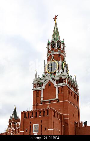 Tour du Kremlin contre de lourds nuages gris.Moscou, Russie Banque D'Images