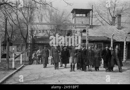 Oœwiêcim, 1947-04.Obóz koncentracyjny Auschwitz - Birkenau.brama wykonana W obozowej œlusarni z napisem: Arbeit macht frei. kw PAP Dok³adny dzieñ wydarzenia nieustalony.Oswiecim, avril 1947.Le camp de la mort d'Auschwitz-Birkenau.Photo: La porte faite à la boutique du serrurier du camp avec l'inscritption: Arbeit mach frei. kw PAP Banque D'Images