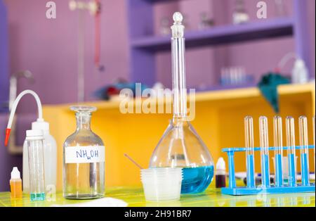 équipements de laboratoire sur table au laboratoire de chimie pour les étudiants. Banque D'Images