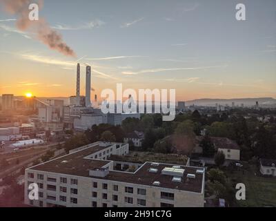 Une usine de Bâle se distingue de la ville sur cette photo prise le matin clair de septembre. Banque D'Images