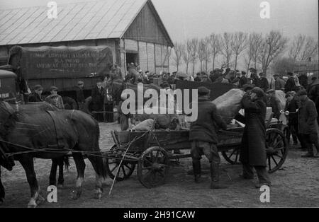 Polska, 1947-04.Pomoc humanitarna od organizacji relief américain pour la Pologne.NZ. Rozdzielanie darów. kw PAP Dok³adny dzieñ wydarzenia nieustalony.Pologne, avril 1947.Aide humanitaire de l'aide américaine pour la Pologne.Photo : distribution de cadeaux. kw PAP Banque D'Images