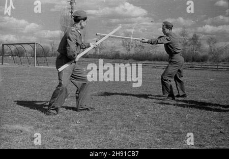 Szczecin, 1947-04.Hufiec Przysposobienia Wojskowego przy Pañstwowych Zak³adach Motoryzacyjnych.NZ. Trening walki wrêcz. kw PAP Dok³adny dzieñ wydarzenia nieustalony.Szczecin, avril 1947.Un cours de formation militaire à l'usine automobile d'État.Photo : entraînement en arts martiaux. kw PAP Banque D'Images