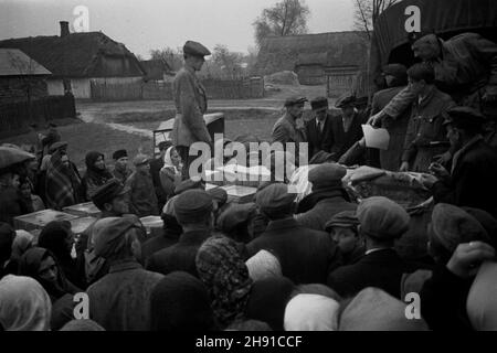 Polska, 1947-04.Pomoc humanitarna od organizacji relief américain pour la Pologne.NZ. Rozdzielanie darów. kw PAP Dok³adny dzieñ wydarzenia nieustalony.Pologne, avril 1947.Aide humanitaire de l'aide américaine pour la Pologne.Photo : distribution de cadeaux. kw PAP Banque D'Images