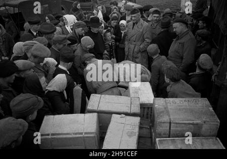 Polska, 1947-04.Pomoc humanitarna od organizacji relief américain pour la Pologne.NZ. Rozdzielanie darów. kw PAP Dok³adny dzieñ wydarzenia nieustalony.Pologne, avril 1947.Aide humanitaire de l'aide américaine pour la Pologne.Photo : distribution de cadeaux. kw PAP Banque D'Images