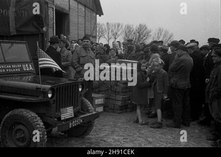 Polska, 1947-04.Pomoc humanitarna od organizacji relief américain pour la Pologne.W oczekiwaniu na rozdzia³ darów. kw PAP Dok³adny dzieñ wydarzenia nieustalony.Pologne, avril 1947.Aide humanitaire de l'aide américaine pour la Pologne.Photo : en attente de cadeaux. kw PAP Banque D'Images