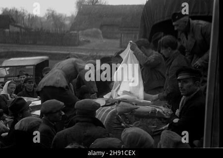 Polska, 1947-04.Pomoc humanitarna od organizacji relief américain pour la Pologne.NZ. Rozdzielanie darów. kw PAP Dok³adny dzieñ wydarzenia nieustalony.Pologne, avril 1947.Aide humanitaire de l'aide américaine pour la Pologne.Photo : distribution de cadeaux. kw PAP Banque D'Images