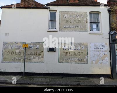 Panneaux fantômes sur le côté d'un bâtiment à Whitstable, Kent Banque D'Images