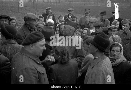 Polska, 1947-04.Pomoc humanitarna od organizacji relief américain pour la Pologne.NZ. Amerykañski wojskowy wœród ludzi czekaj¹cych na pomoc humanitarn¹. kw PAP Dok³adny dzieñ wydarzenia nieustalony.Pologne, avril 1947.Aide humanitaire de l'aide américaine pour la Pologne.Photo : un militaire américain parmi les personnes en attente de cadeaux. kw PAP Banque D'Images