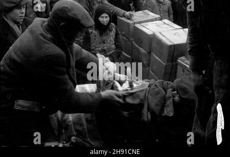 Polska, 1947-04.Pomoc humanitarna od organizacji relief américain pour la Pologne.rozdzia³ darów. kw PAP Dok³adny dzieñ wydarzenia nieustalony.Pologne, avril 1947.Aide humanitaire de l'aide américaine pour la Pologne.Photo : distribution de cadeaux. kw PAP Banque D'Images