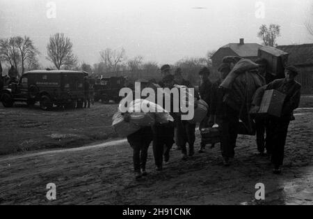 Polska, 1947-04.Pomoc humanitarna od organizacji relief américain pour la Pologne.rozdzia³ darów. kw PAP Dok³adny dzieñ wydarzenia nieustalony.Pologne, avril 1947.Aide humanitaire de l'aide américaine pour la Pologne.Photo : distribution de cadeaux. kw PAP Banque D'Images