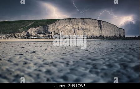 Paysage spectaculaire et nuageux avec orage et foudre sur la plage Silver Strand à Galway, en Irlande Banque D'Images