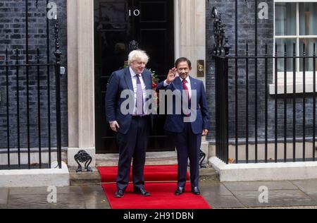 Londres, Royaume-Uni.3 décembre 2021.Le sultan du Brunei, Hassanal Bolkiah, arrive à Downing Street pour une rencontre avec le Premier ministre britannique, Boris Johnson.Credit: Tommy London/Alay Live News Banque D'Images