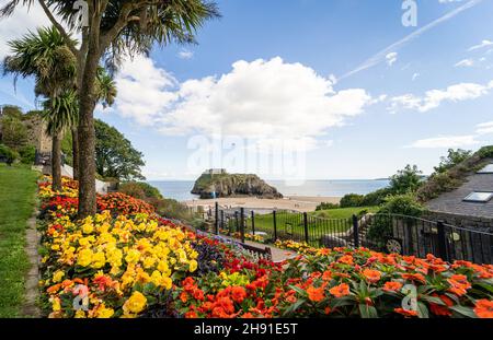 Vue sur l'île de Tenby St Catherine.Une petite île marémotrice avec fort relié à Tenby par la plage du château à marée basse.Tenby, Pembrokeshire, pays de Galles, Royaume-Uni - 10 octobre 2021 Banque D'Images