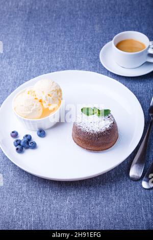 Gâteau à la lave - gâteau fondant au chocolat avec glace à la vanille, myrtilles, menthe et café. Pâtisseries françaises traditionnelles. Gros plan. Banque D'Images