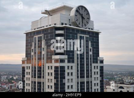 Grozny, Tchétchénie, Russie - 13 septembre 2021 : vue depuis le pont d'observation du gratte-ciel de la ville de Grozny au coucher du soleil Banque D'Images