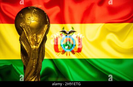 6 octobre 2021 la Paz, Bolivie.Coupe du monde de la FIFA sur le fond du drapeau de la Bolivie. Banque D'Images