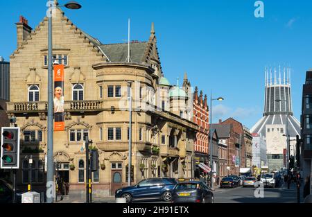 The Philharmonic Dining Rooms (Pub), Hope Street, Liverpool.La cathédrale métropolitaine au bas de Hope Street.Photo prise en octobre 2021. Banque D'Images