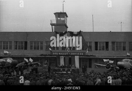 Varsovie, 1947-04-26.Uroczystoœæ przekazania sztandaru komitetowi Polskiej Partii Robotniczej przy Polskich Liniach Lotniczych Lot.NZ. Uczestnicy uroczystoœci s³uchaj¹ przemówienia i sekretarza Komitetu Warszawskiego i cz³onka Komitetu Centralnego PPR Jerzego Albrechta.Przy stole prezydialnym siedz¹ m.in. Wiceminister komunikacji Józef Olewiñski (4P) i dyrektor Departamentu Lotnickta Zab³ocki. wb PAPVarsovie, le 26 avril 1947.Une cérémonie de remise d'une bannière à une commission du Parti des travailleurs polonais (PPR) de POLISH Airlines LOT.Photo : 1er secrétaire du Comité PPR de Varsovie et membre o Banque D'Images