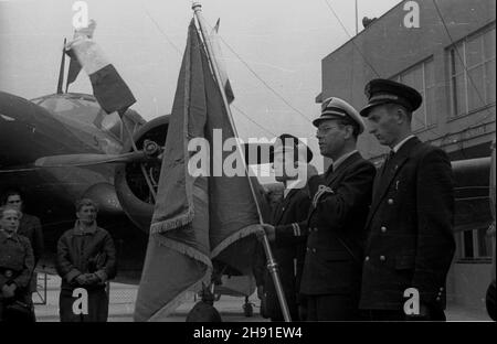 Varsovie, 1947-04-26.Uroczystoœæ przekazania sztandaru komitetowi Polskiej Partii Robotniczej przy Polskich Liniach Lotniczych Lot.NZ. Przemówienie chor¹¿ego Kwiatkowskiego z pocztu sztandarowego. wb PAPVarsovie, le 26 avril 1947.Une cérémonie de remise d'une bannière à une commission du Parti des travailleurs polonais au LOT de Polish Airlines.Photo : Adjudant Kwiatkowski d'une fête de couleur parlant. wb PAP Banque D'Images