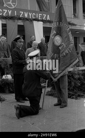 Varsovie, 1947-04-26.Uroczystoœæ przekazania sztandaru komitetowi Polskiej Partii Robotniczej przy Polskich Liniach Lotniczych Lot.NZ.I sekretarz Komitetu Warszawskiego i cz³onek Komitetu Centralnego PPR Jerzy Albrecht wrêcza sztandar chor¹¿emu Kwiatkowskiemu. wb PAPVarsovie, le 26 avril 1947.Une cérémonie de remise d'une bannière à une commission du Parti des travailleurs polonais (PPR) de POLISH Airlines LOT.Photo : 1er secrétaire du Comité PPR de Varsovie et membre du Comité central PPR Jerzy Albrecht remettant la bannière à l'adjudant Kwiatkowski. wb PAP Banque D'Images