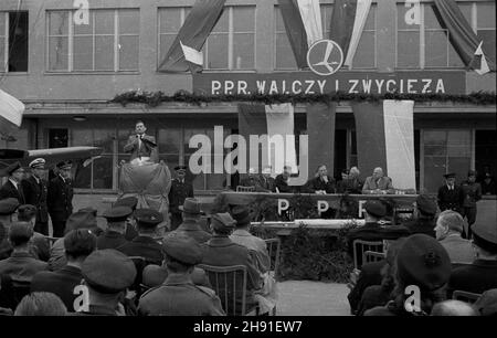 Varsovie, 1947-04-26.Uroczystoœæ przekazania sztandaru komitetowi Polskiej Partii Robotniczej przy Polskich Liniach Lotniczych Lot.NZ. Przemówienie i sekretarza Komitetu Warszawskiego i cz³onka Komitetu Centralnego PPR Jerzego Albrechta.siedz¹ m.in.: wicheminister komunikacji Józef Olewiñski (4P), dyrektor Departamentu Lottwta Zab³ocki.Z lewej poczet sztandarowy z chor¹¿ym Kwiatkowskim (W œrodku). wb PAPVarsovie, le 26 avril 1947.Une cérémonie de remise d'une bannière à une commission du Parti des travailleurs polonais (PPR) de POLISH Airlines LOT.Photo : 1er secrétaire des guerres Banque D'Images