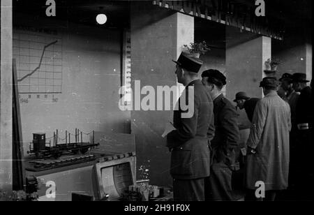 Poznañ, 1947-04-27.Pierwsze po wojnie Miêdzynarodowe Targi Poznañskie, otwarte 27 IV 1947.zwiedzaj¹cy na hali przedsiêbiorstw przemys³u metalowego. bb/ms PAPPoznan, 27 avril 1947.Ouverture de la première foire internationale de Poznan d'après-guerre.Photo : visiteurs d'un exposition métallurgique. bb/ms PAP Banque D'Images