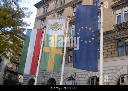 Drapeau national hongrois, drapeau du district de Budapest et drapeau de l'Union européenne, UE et Hongrie. Banque D'Images