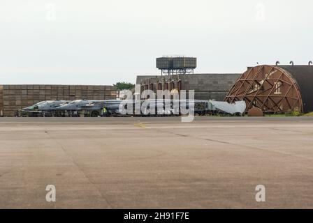 Le complexe Everett Aero à Bentwaters Parks, l'ancien RAF Bentwaters, avec d'anciens avions de chasse militaires SEPECAT Jaguar de la Royal Air Force, A des hangars Banque D'Images