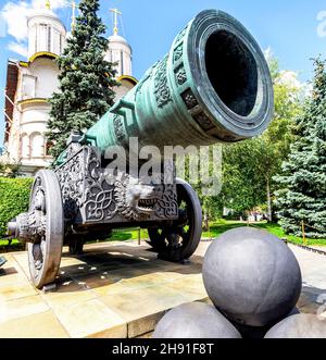 Tsar Cannon (Tsar-pushka) sur le territoire du Kremlin de Moscou en été.Moulé en bronze en 1586 Banque D'Images