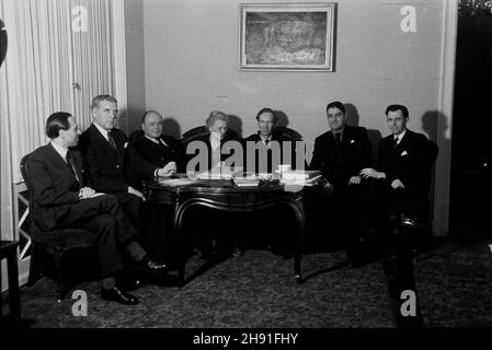 Varsovie, 1947-04-27.Jednodniowa wizyta ministra sprew zagranicznych Wielkiej Brytanii Ernesta Bevina.NZ. Wizyta u premiera Józefa Cyrankiewicza.Personel (m.in. Sekretarka premiera p. Strpiczyñska) W kuluarach Urzêdu Rady Ministrów. kw PAPVarsovie, le 27 avril 1947.Visite d'une journée du ministre britannique des Affaires étrangères Ernest Bevin.Photo : rencontre avec le Premier ministre polonais Jozef Cyrankiewicz.Personnel (dont la secrétaire de Cyrankiewicz, Mme Strpiczynska) dans les salles d'arrière-plan du Bureau du Conseil des ministres. kw PAP Banque D'Images