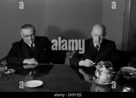 Varsovie, 1947-04-27.Jednodniowa wizyta ministra sprew zagranicznych Wielkiej Brytanii Ernesta Bevina.NZ. Rozmowy Bevina (L) z premierem Józefem Cyrankiewiczem (P). kw PAPVarsovie, le 27 avril 1947.Visite d'une journée du ministre britannique des Affaires étrangères Ernest Bevin.Photo: Bevin (à gauche) parlant avec le Premier ministre polonais Jozef Cyrankiewicz (à droite). kw PAP Banque D'Images