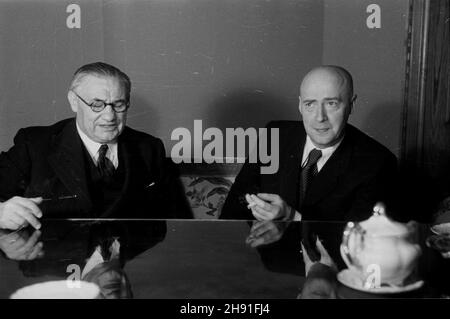 Varsovie, 1947-04-27.Jednodniowa wizyta ministra sprew zagranicznych Wielkiej Brytanii Ernesta Bevina.NZ. Rozmowy Bevina (L) z premierem Józefem Cyrankiewiczem (P). kw PAPVarsovie, le 27 avril 1947.Visite d'une journée du ministre britannique des Affaires étrangères Ernest Bevin.Photo: Bevin (à gauche) parlant avec le Premier ministre polonais Jozef Cyrankiewicz (à droite). kw PAP Banque D'Images