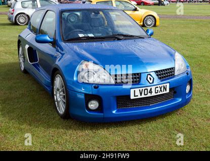 Vue de trois quarts avant Bleu, 2004, Clio V6 Renault Sport, exposée au Silverstone Classic 2021 Banque D'Images