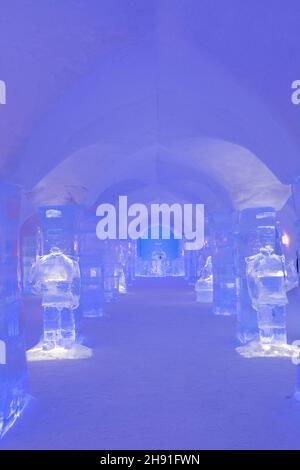 Sculptures sur glace dans le couloir d'entrée de l'hôtel Sorrisniva Igloo, Alta, Norvège 2020 - thème folklore nordique Banque D'Images