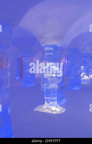 Sculptures sur glace dans le couloir d'entrée de l'hôtel Sorrisniva Igloo, Alta, Norvège 2020 - thème folklore nordique Banque D'Images