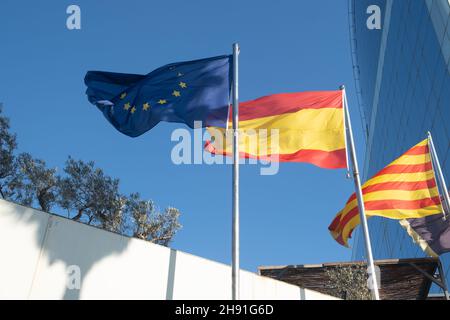 Les drapeaux de l'Union européenne, de l'Espagne et de la Catalogne agitant dans le ciel. Banque D'Images