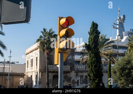 Barcelone, Espagne - 5 novembre 2021 : feu de circulation avec feu rouge sur la rue avec palmiers en été, illustratif Editorial. Banque D'Images