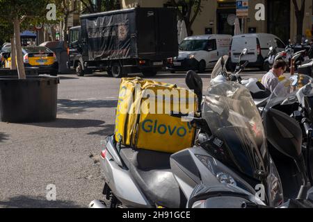 Barcelone, Espagne - 5 novembre 2021 : Glovo Delivery service box outdoor, Editorial Banque D'Images