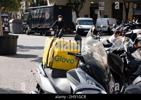 Barcelone, Espagne - 5 novembre 2021 : sac de service de livraison Glovo sur scooter, illustrative Editorial. Banque D'Images