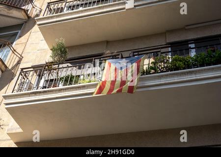 Drapeau de la Catalogne sur le bâtiment vue sur la rue.Signe de l'indépendance nationale catalane. Banque D'Images