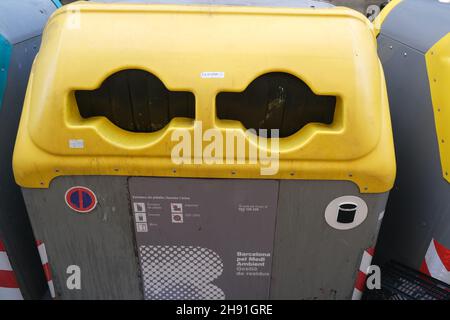 Barcelone, Espagne - 5 novembre 2021: Poubelles pour trier et collecter des déchets séparés dans la ville, illustrative Editorial. Banque D'Images