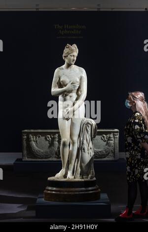 Londres, Royaume-Uni.3 décembre 2021.Un membre du personnel voit 'Une figure en marbre de la Capitoline Aphrodite', Impériale romaine, 1er/2ème siècle A.D., avec des restaurations du 18ème siècle (est.£2,000,000-3,000,000), connue sous le nom de Hamilton Aphrodite à un aperçu de la vente de sculptures de Sotheby le 7 décembre dans leurs galeries de New Bond Street.Credit: Stephen Chung / Alamy Live News Banque D'Images