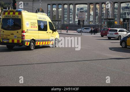 Barcelone, Espagne - 5 novembre 2021 : Catsalut ambulancia dans le centre-ville de Barcelone sur la route, illustrative Editorial. Banque D'Images