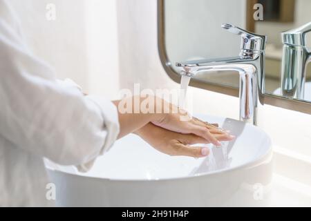 lavage des mains en gros plan dans le bassin pour éviter les germes Banque D'Images