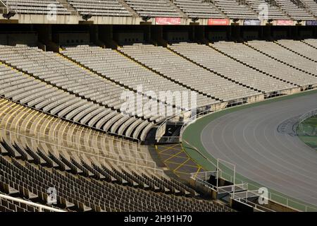 Barcelone, Espagne - 5 novembre 2021 : stands vides dans un stade de football sportif, sièges vides et manque de spectateurs, illustratif éditorial. Banque D'Images
