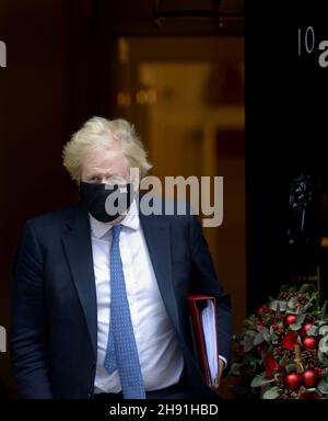 Le Premier ministre britannique Boris Johnson quitte le 10 Downing Street pour les questions du Premier ministre, 1er décembre 2021 Banque D'Images