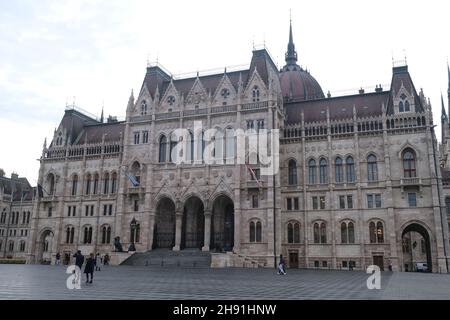 Budapest, Hongrie - 1er novembre 2021 : célèbre bâtiment du Parlement hongrois, site néogothique de la ville de Budapest, éditorial. Banque D'Images